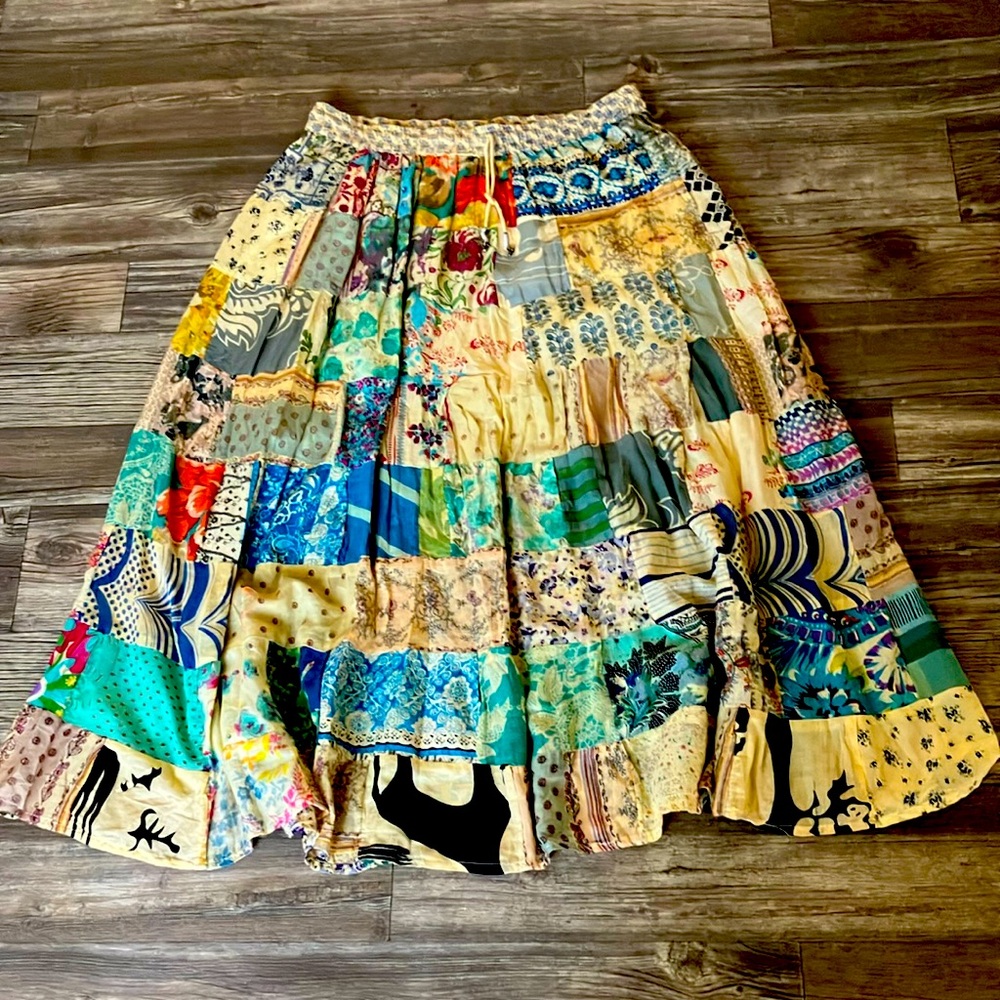 Long skirt with multiple colors and designs
Size large although it says one size